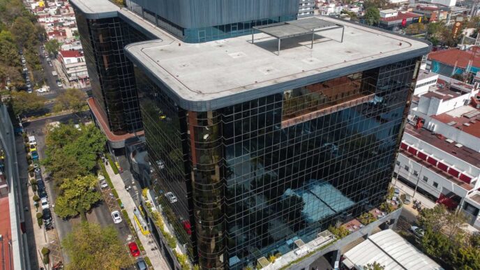 Vista aérea de edificios de oficinas en México, reflejando la estabilización del mercado inmobiliario según SiiLA. Arquitectura moderna y urbana.