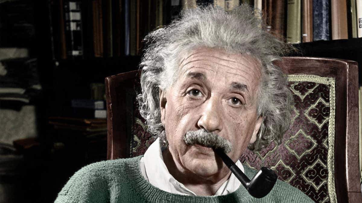 Retrato de Albert Einstein fumando pipa. El Museo Einstein en Israel destacará su legado. Un proyecto inmobiliario importante.