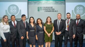 Panel de expertos en Inmobiliare Summits, conferencia de real estate en México. Arquitectos y líderes posan en el venue del evento.