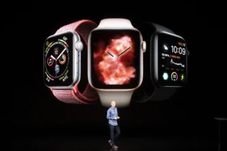 Presentación de Apple Watch: Tres relojes inteligentes mostrando diferentes interfaces y funciones. Innovación tecnológica y estilo.