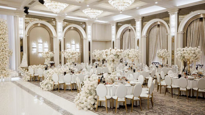 venue/architecture
Salón elegante decorado para evento Inmobiliare Summits. Diseño interior con mesas y flores. Espacio para conferencias de real estate en México.