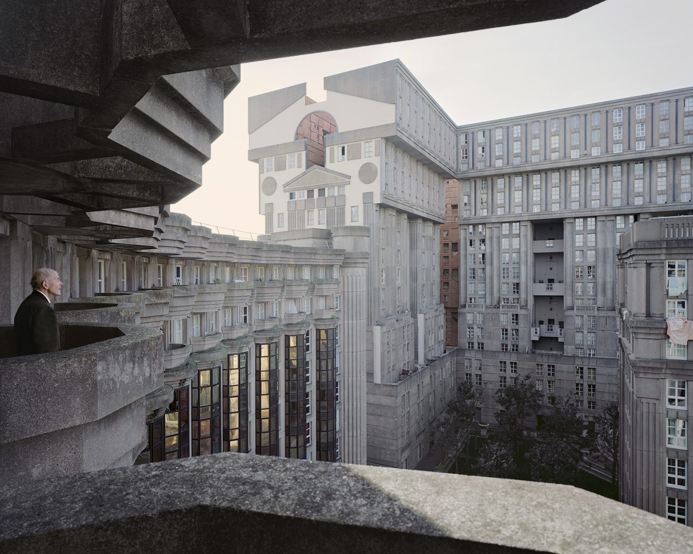 venue/architecture
Arquitectura brutalista en Noisy-le-Grand, Francia. Diseño urbano complejo y distintivo. Edificios de gran escala con balcones. Estilo único.