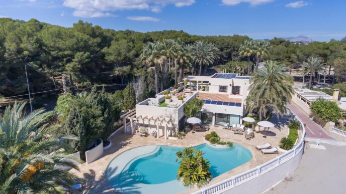 venue/architecture
Vista aérea de una lujosa villa con piscina. Arquitectura moderna y diseño elegante. Bienes raíces exclusivos. #venue #realestate #city