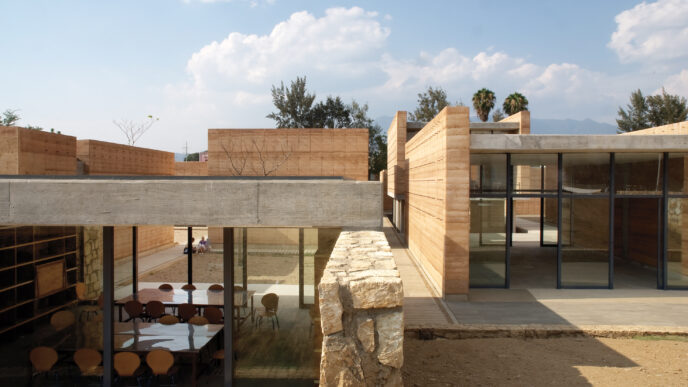 venue/architecture

Arquitectura en Inmobiliare Summits, México. Diseño innovador en el venue de la conferencia real estate LATAM, con arte plástico y materiales locales.