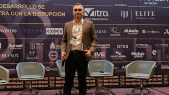 Orador en Inmobiliare Summits, conferencia de real estate en México. Panel con logos de patrocinadores. Evento LATAM.