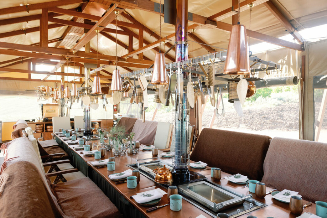 Venue/architecture.

Mesa larga y lujosa en Inmobiliare Summits, un evento de real estate en México. Diseño arquitectónico único en la Riviera Maya.