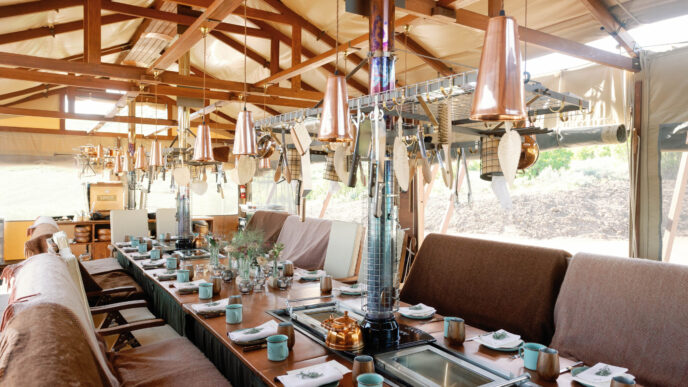 Venue/architecture.

Mesa larga y lujosa en Inmobiliare Summits, un evento de real estate en México. Diseño arquitectónico único en la Riviera Maya.