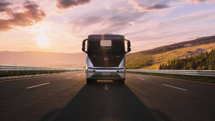 Camión eléctrico BYD en carretera al atardecer. Crecimiento exponencial de camiones eléctricos, transporte sostenible, impacto ambiental positivo.