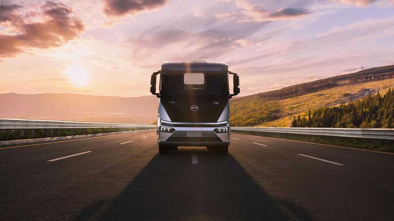 Camión eléctrico BYD en carretera al atardecer. Crecimiento exponencial de camiones eléctricos, transporte sostenible, impacto ambiental positivo.