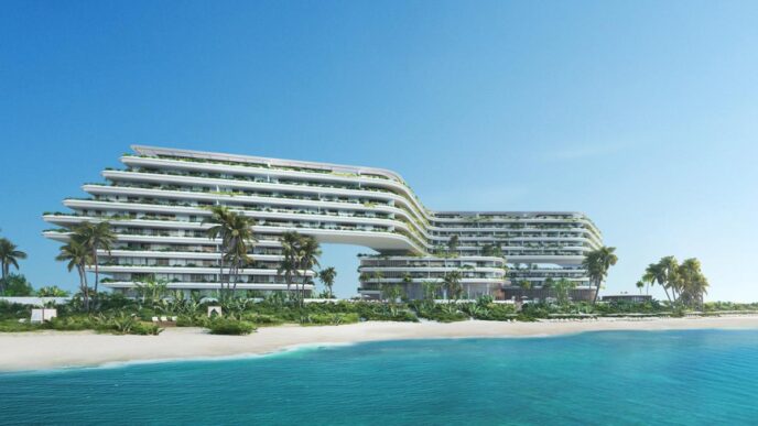 Hotel moderno en México, diseño curvo con vegetación, playa turquesa. Impulso a proyectos hoteleros con dinamismo y renacimiento en el sector.