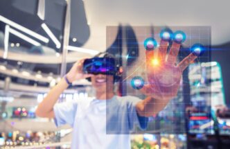 Networking/expo.
Realidad virtual en evento tecnológico. Hombre con gafas VR interactúa con interfaz digital. Innovación LATAM en conferencia.