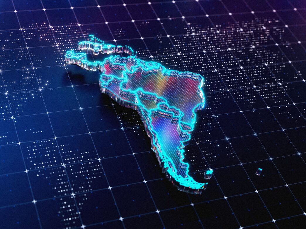 Mapa digital de Latinoamérica con contorno brillante sobre una cuadrícula de datos. Representa innovación y competitividad en el futuro laboral.
