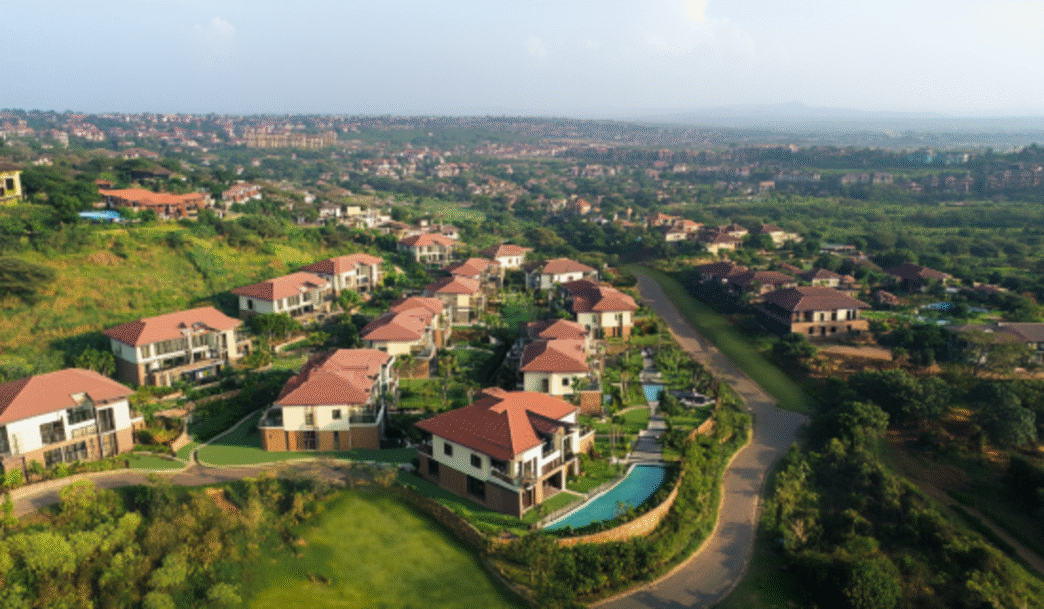 Vista aérea de inmuebles residenciales en Kenia con tejas rojas. Un ejemplo de futuro sostenible del sector inmobiliario con diseño moderno y ecológico.