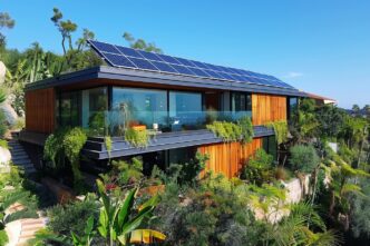 Casa moderna con paneles solares, redefine el valor del Real Estate ambiental. Diseño sostenible integrado en la naturaleza, impacto ambiental positivo.