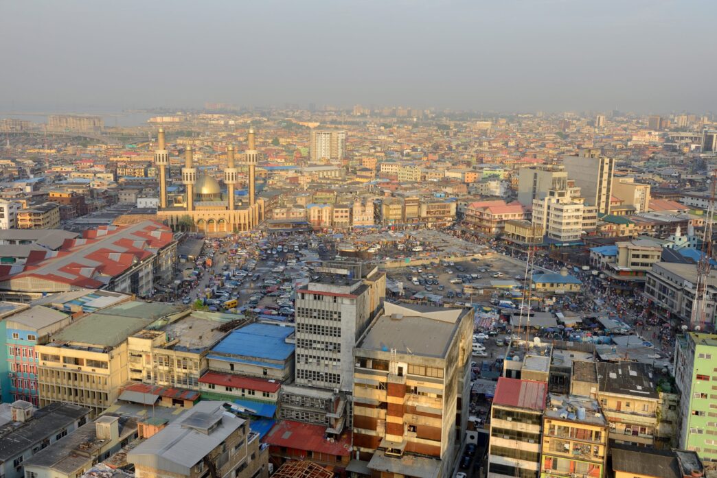 Vista aérea de Lagos, Nigeria, mostrando la arquitectura urbana y la vibrante actividad. Refleja el impacto de la innovación tecnológica en la ciudad.