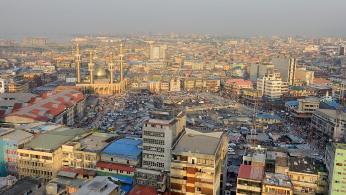 Vista aérea de Lagos, Nigeria, mostrando la arquitectura urbana y la vibrante actividad. Refleja el impacto de la innovación tecnológica en la ciudad.