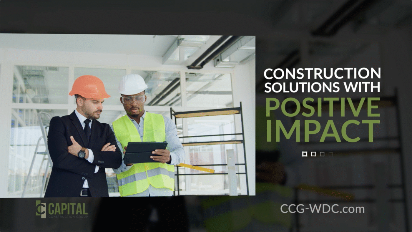 Dos ingenieros supervisan la construcción con capital, uno con casco naranja y otro blanco, revisando datos en una tablet. Impacto en la construcción.