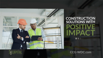 Dos ingenieros supervisan la construcción con capital, uno con casco naranja y otro blanco, revisando datos en una tablet. Impacto en la construcción.