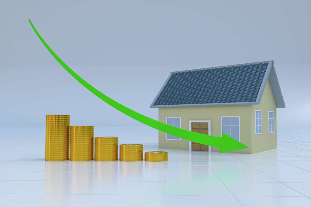 Representación del impacto del leasing en el mercado inmobiliario: casa y monedas con flecha descendente, simbolizando disminución de costos.