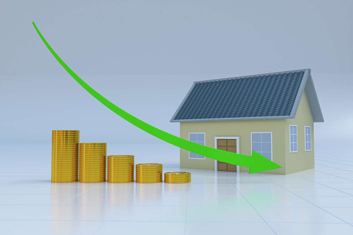 Representación del impacto del leasing en el mercado inmobiliario: casa y monedas con flecha descendente, simbolizando disminución de costos.