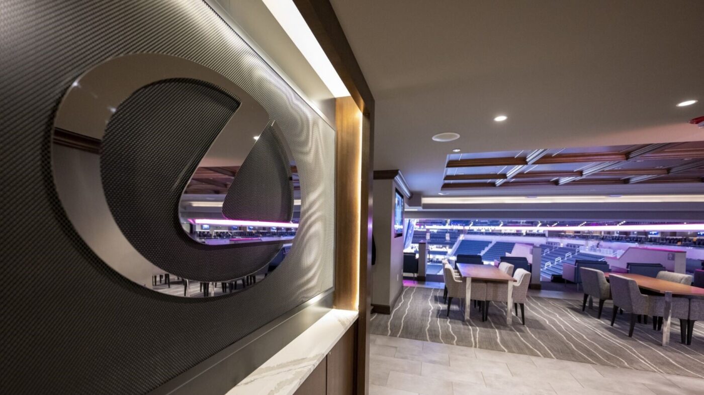 Imagen de una suite deportiva de lujo con el logo de Lexus y vista al estadio. El lujo de las suites deportivas va más allá del juego en este lugar.