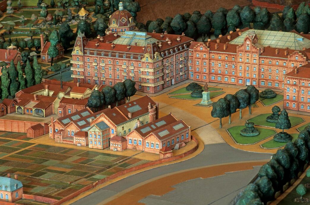 Venue/architecture.
Maqueta arquitectónica detallada de un complejo urbano. Diseño de bienes raíces presentado en Inmobiliare Summits LATAM, Mexico.