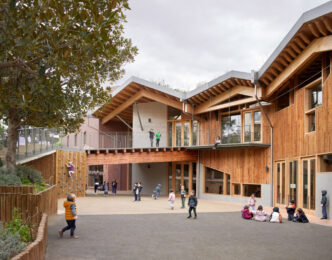venue/architecture

Arquitectura moderna de un jardín de infancia con niños jugando. Diseño innovador con madera y espacios abiertos. #arquitectura #diseño #venue