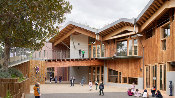 venue/architecture

Arquitectura moderna de un jardín de infancia con niños jugando. Diseño innovador con madera y espacios abiertos. #arquitectura #diseño #venue