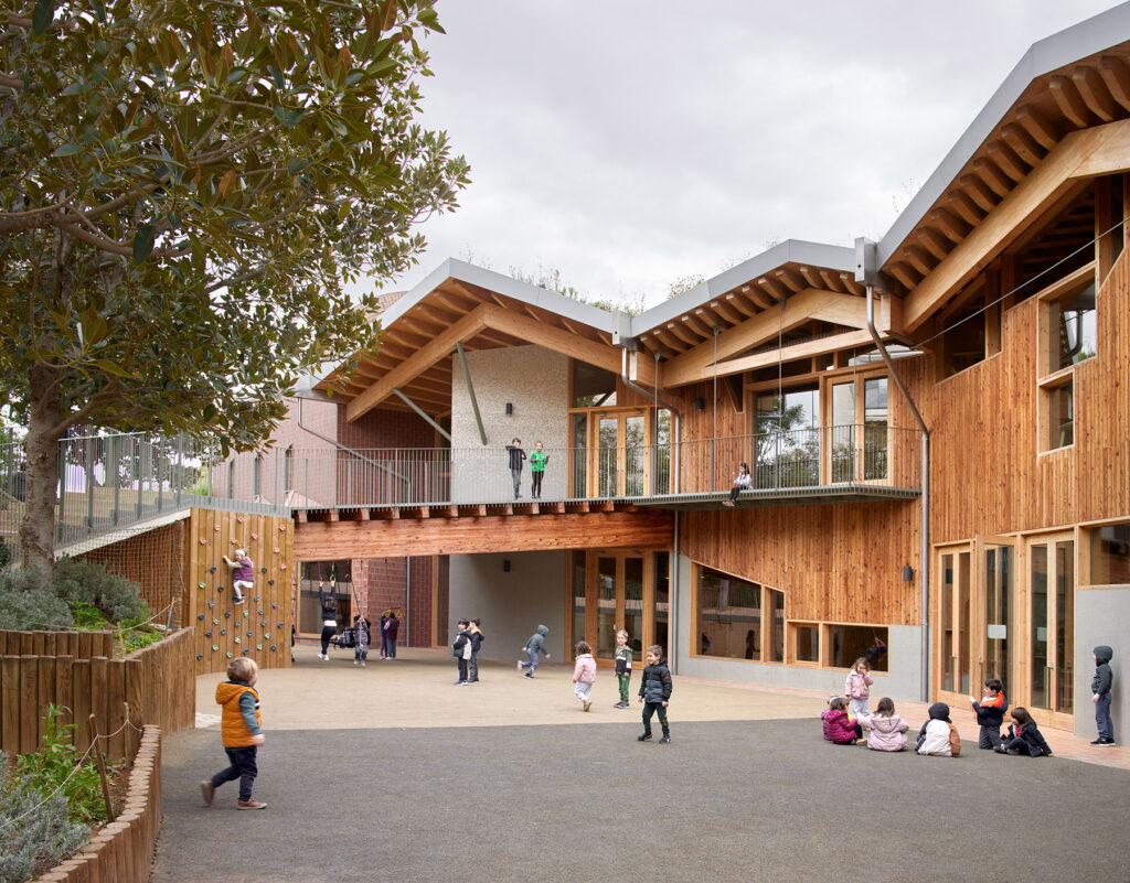 venue/architecture

Arquitectura moderna de un jardín de infancia con niños jugando. Diseño innovador con madera y espacios abiertos. #arquitectura #diseño #venue