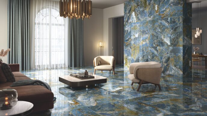 Elegante interior de Balo Pulido con suelo y pared de mármol azul veteado. Sofá marrón, sillones crema y lámpara de diseño. Lujo y modernidad.