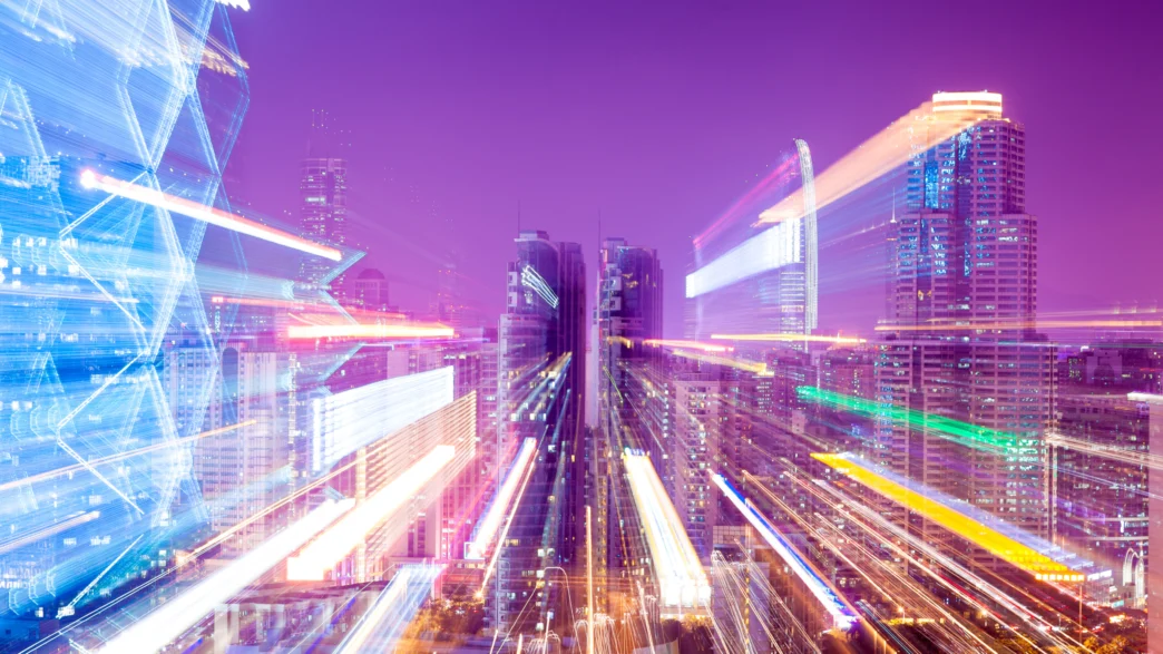 Paisaje urbano nocturno con rascacielos y estelas de luz, simbolizando la innovación en Proptech e IA y el resurgir del Venture Capital.