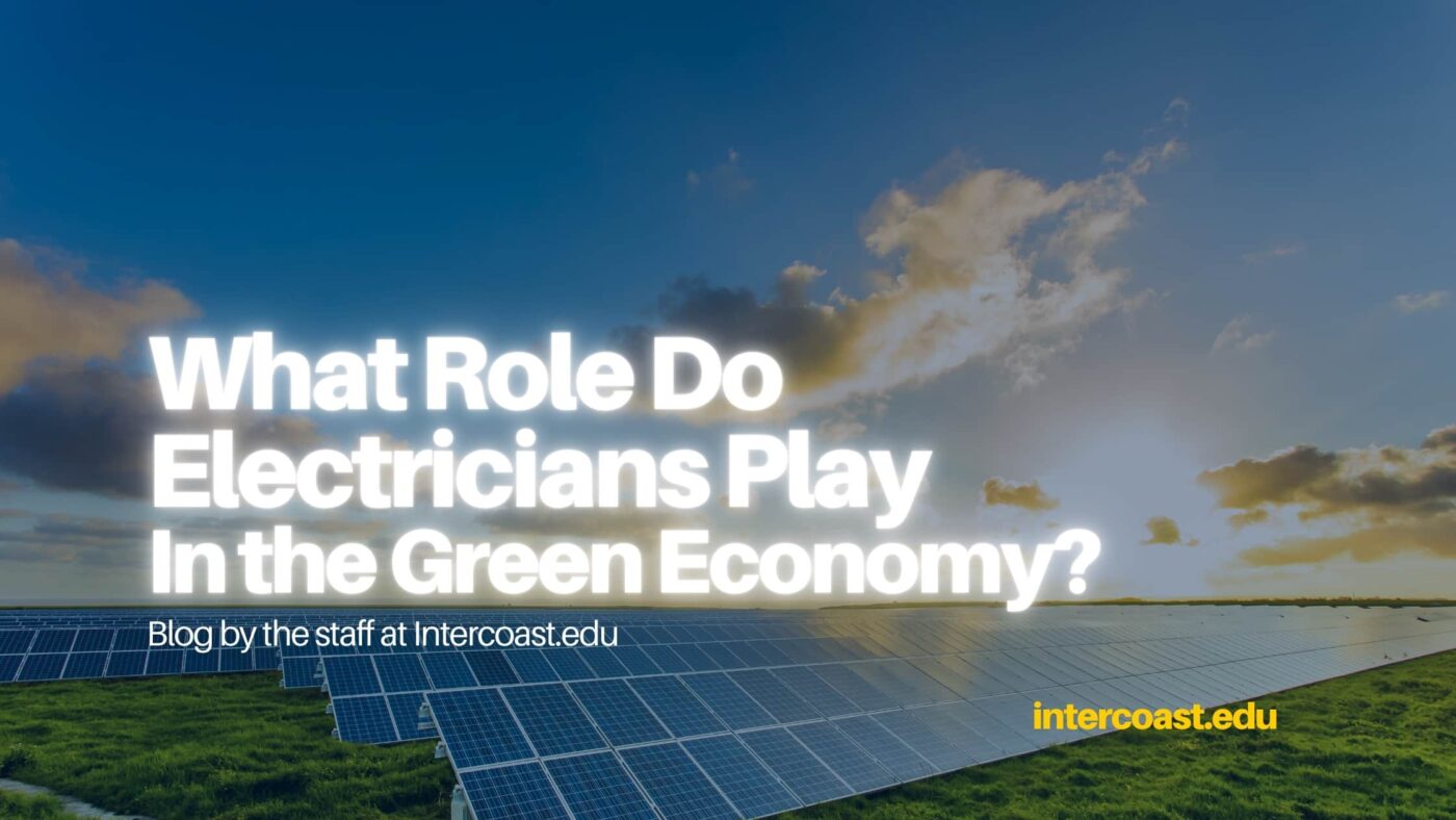 Paneles solares bajo cielo azul. El rol de electricistas en la economía verde: energía renovable y sostenibilidad. Intercoast.edu.