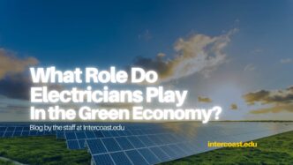 Paneles solares bajo cielo azul. El rol de electricistas en la economía verde: energía renovable y sostenibilidad. Intercoast.edu.