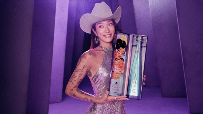 Sponsors/Branding.

Imagen promocional de José Cuervo en el metaverso. Mujer sonriente con sombrero de vaquero y tequila 1947. Inmobiliare Summits.