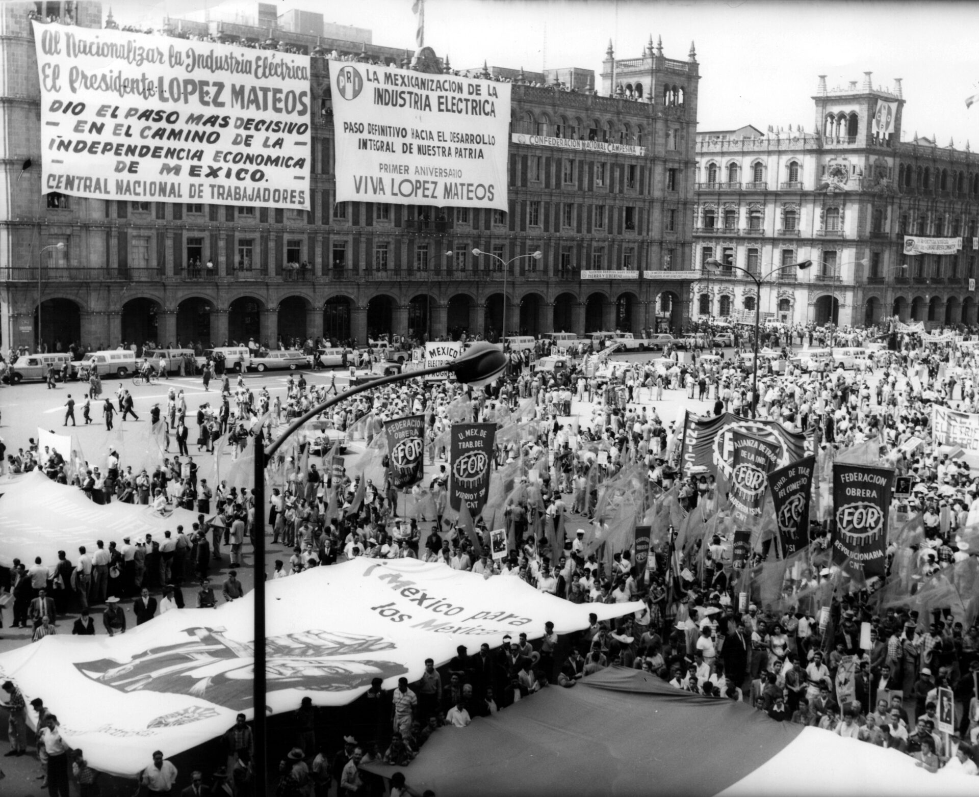 City/Destination

Manifestación histórica en Ciudad de México. Celebración y apoyo a la nacionalización de la industria eléctrica. #InmobiliareSummits #México #LATAM