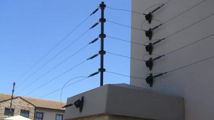 Venue/Architecture.

Cerca eléctrica de seguridad perimetral en propiedad residencial. Protección y disuasión en inmuebles.