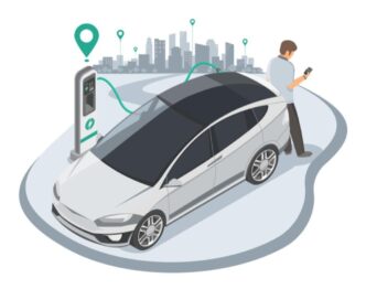 Sponsors Inmobiliare Summits impulsando la electromovilidad en la ciudad. Coche eléctrico cargando en estación con vista urbana de México.