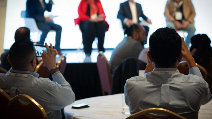 On-stage panel.

Asistentes graban panelistas en Inmobiliare Summits, conferencia de real estate en México. Evento LATAM con expertos y líderes del sector.