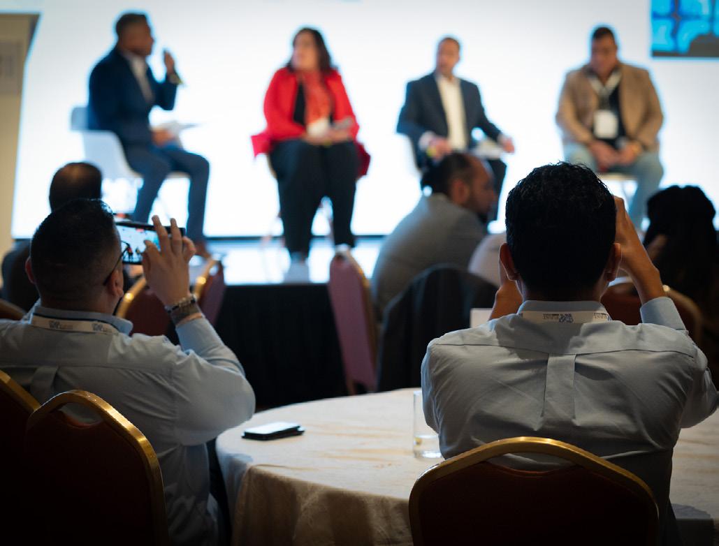 On-stage panel.

Asistentes graban panelistas en Inmobiliare Summits, conferencia de real estate en México. Evento LATAM con expertos y líderes del sector.