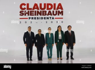 Panel de oradores en evento en México. Claudia Sheinbaum, presidenta electa, posa con su equipo. Conferencia 2024 en la ciudad.