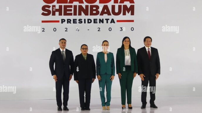 Panel de oradores en evento en México. Claudia Sheinbaum, presidenta electa, posa con su equipo. Conferencia 2024 en la ciudad.