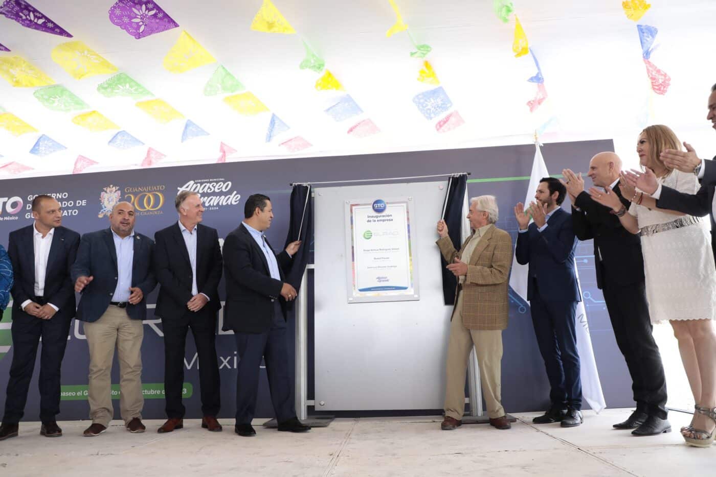 Inauguración de ELRAD Electronics México en Guanajuato. Directivos y funcionarios develan placa conmemorativa en el parque industrial. Celebración.