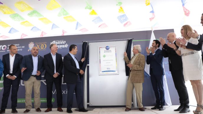 Inauguración de ELRAD Electronics México en Guanajuato. Directivos y funcionarios develan placa conmemorativa en el parque industrial. Celebración.