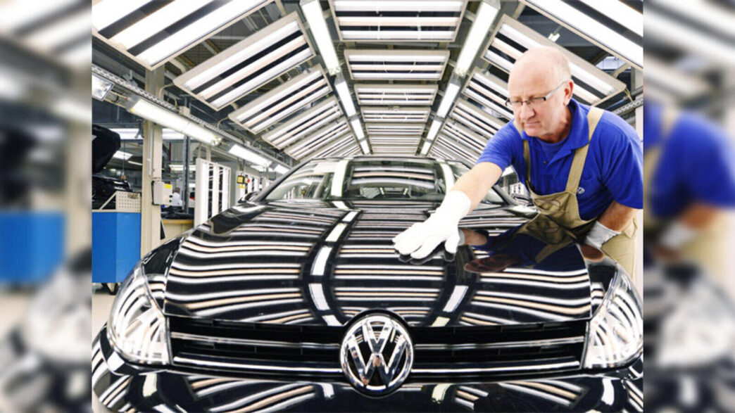 venue/architecture

Un trabajador inspecciona un Volkswagen negro en una fábrica, asegurando la calidad del vehículo antes de su distribución.