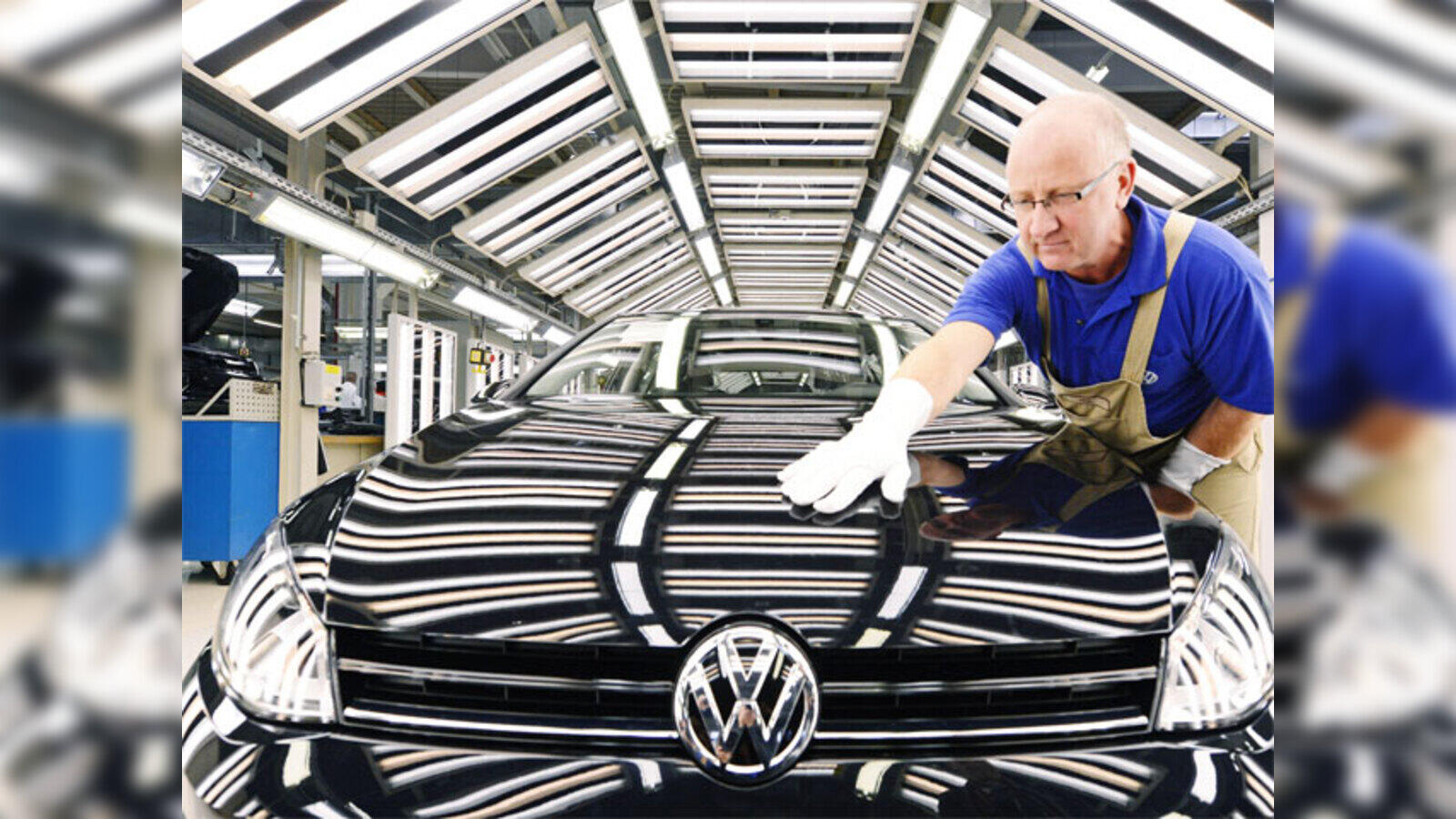 venue/architecture

Un trabajador inspecciona un Volkswagen negro en una fábrica, asegurando la calidad del vehículo antes de su distribución.