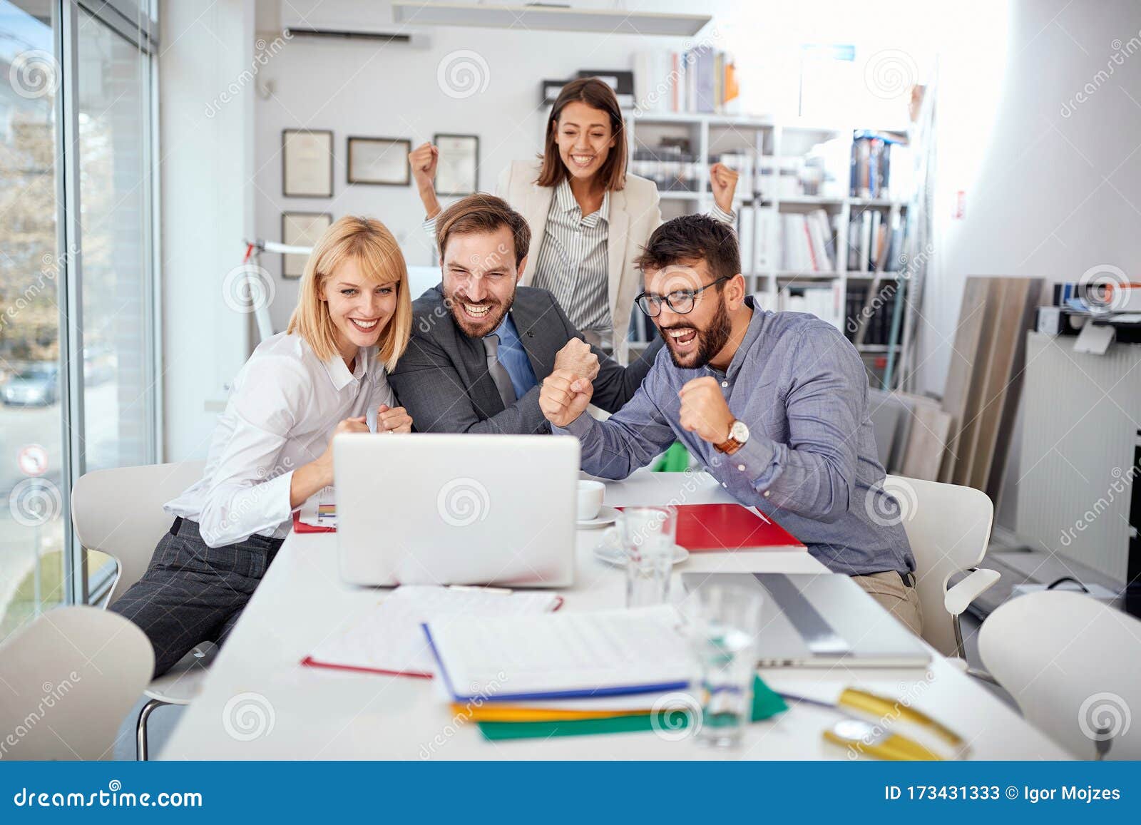 speakers/headshot

Equipo celebra éxito en pantalla. Inmobiliare Summits impulsa el real estate en LATAM con conferencias y networking.