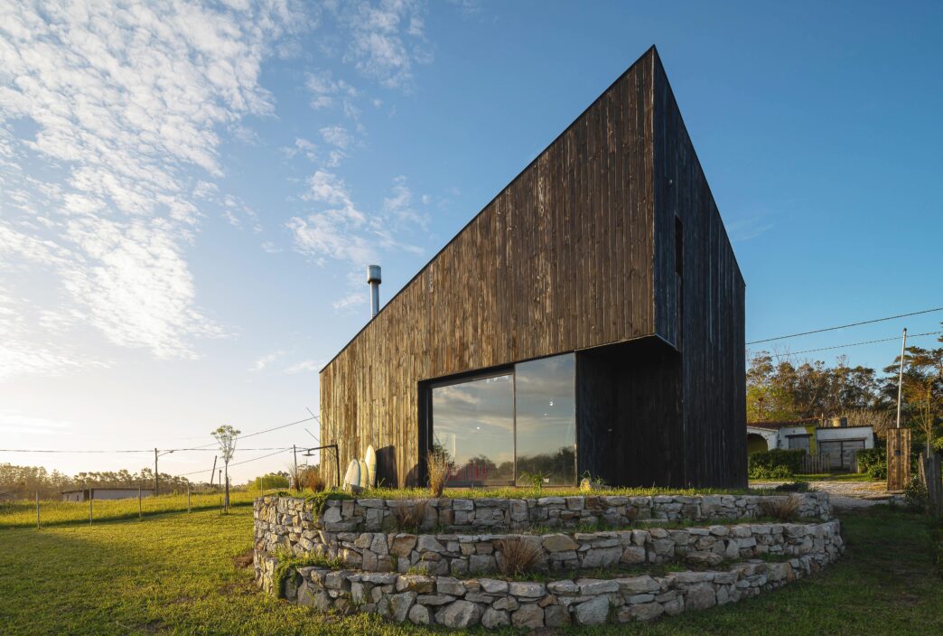 venue/architecture

Villa de lujo, diseño arquitectónico moderno con revestimiento de madera oscura y amplios ventanales. Inmobiliare Summits, real estate.