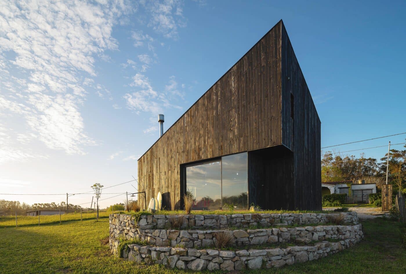 venue/architecture

Villa de lujo, diseño arquitectónico moderno con revestimiento de madera oscura y amplios ventanales. Inmobiliare Summits, real estate.