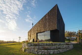 venue/architecture

Villa de lujo, diseño arquitectónico moderno con revestimiento de madera oscura y amplios ventanales. Inmobiliare Summits, real estate.