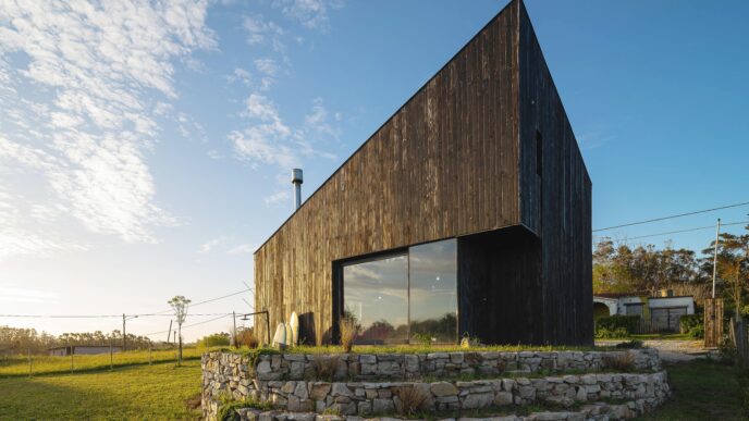 venue/architecture

Villa de lujo, diseño arquitectónico moderno con revestimiento de madera oscura y amplios ventanales. Inmobiliare Summits, real estate.